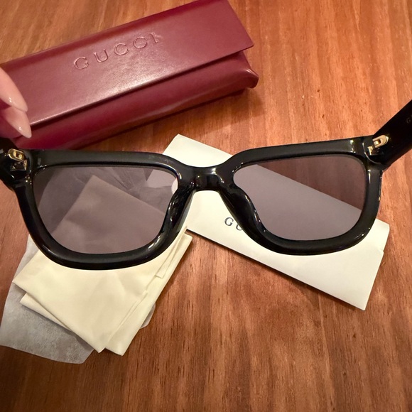 Gucci Black and Gold cat eye Sunglasses - Picture 8 of 12